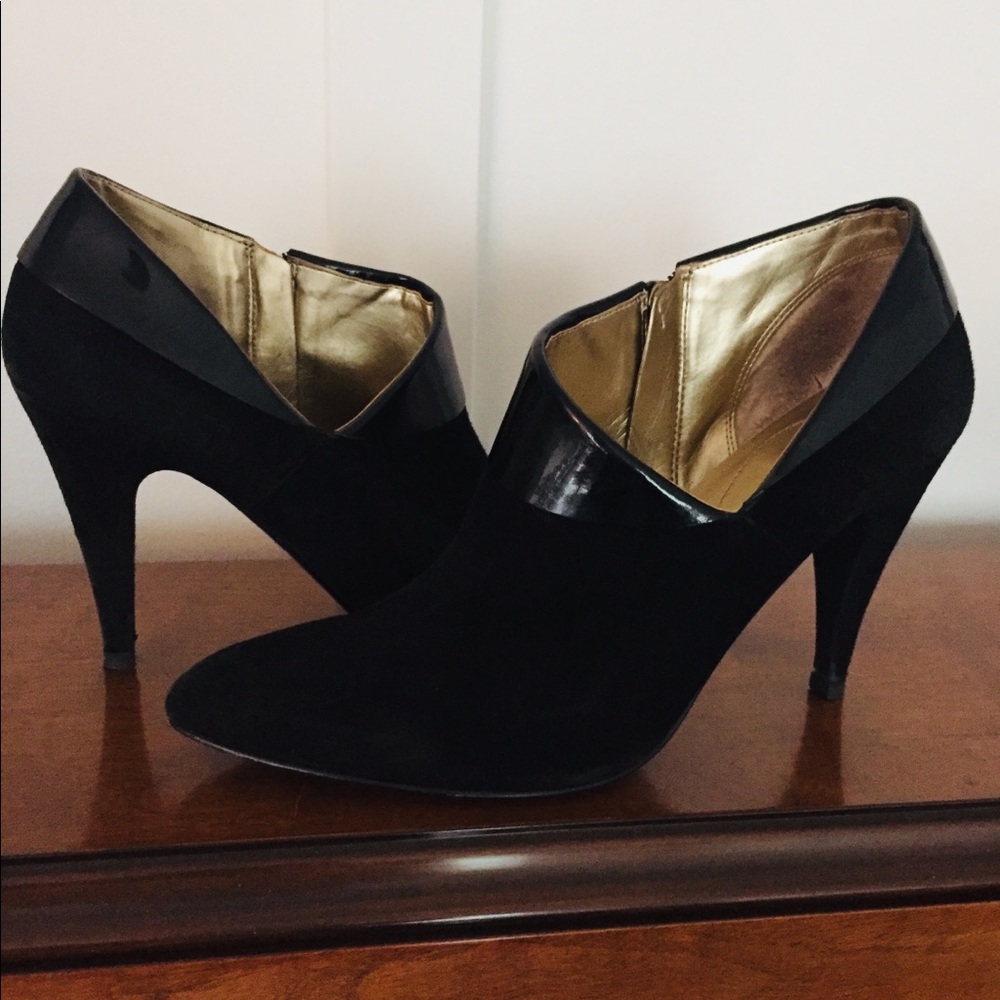 GUESS suede and patent leather shoes.